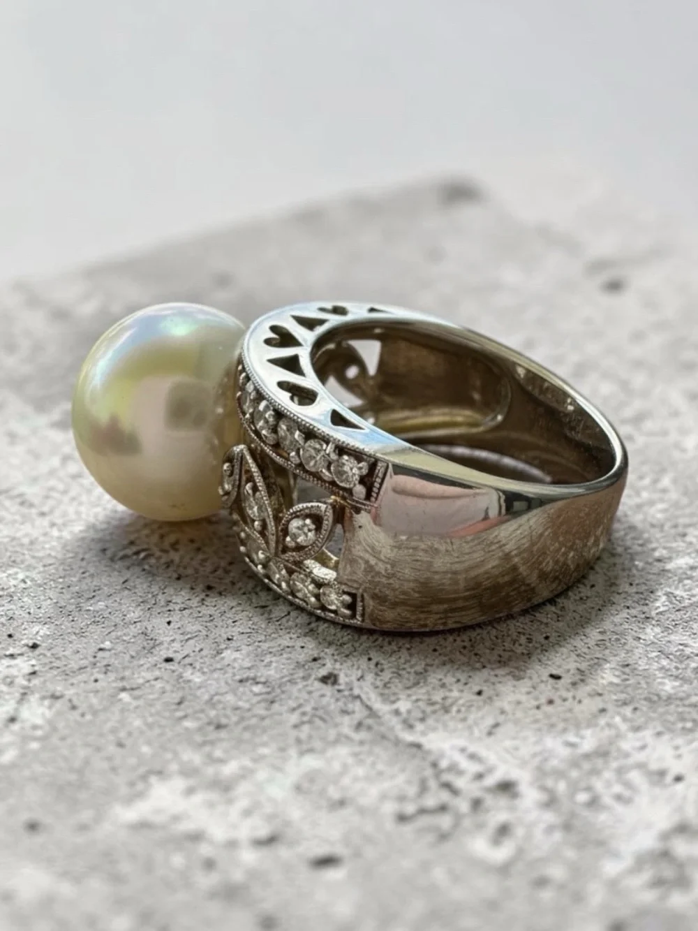 Vintage Sterling Silver Fox Pearl 13mm & CZ Ring size 7.5